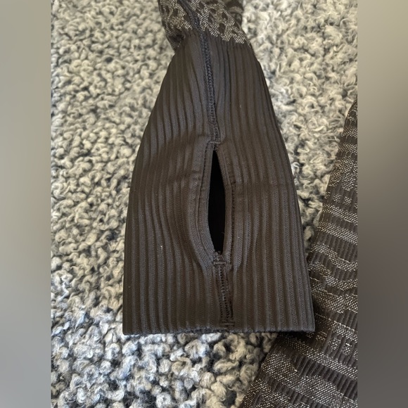 RARE Lululemon Long Sleeve Top - Picture 3 of 4